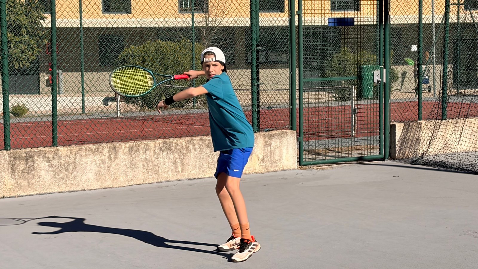 Oscar playing tennis at ALL IN Grasse